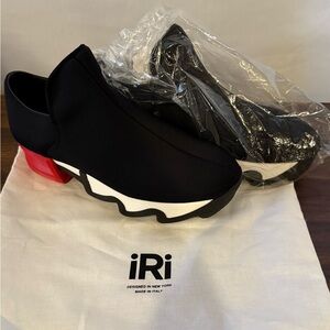 iRi | WES I Women’s 5 Black Red‎ Low Top Sneaker